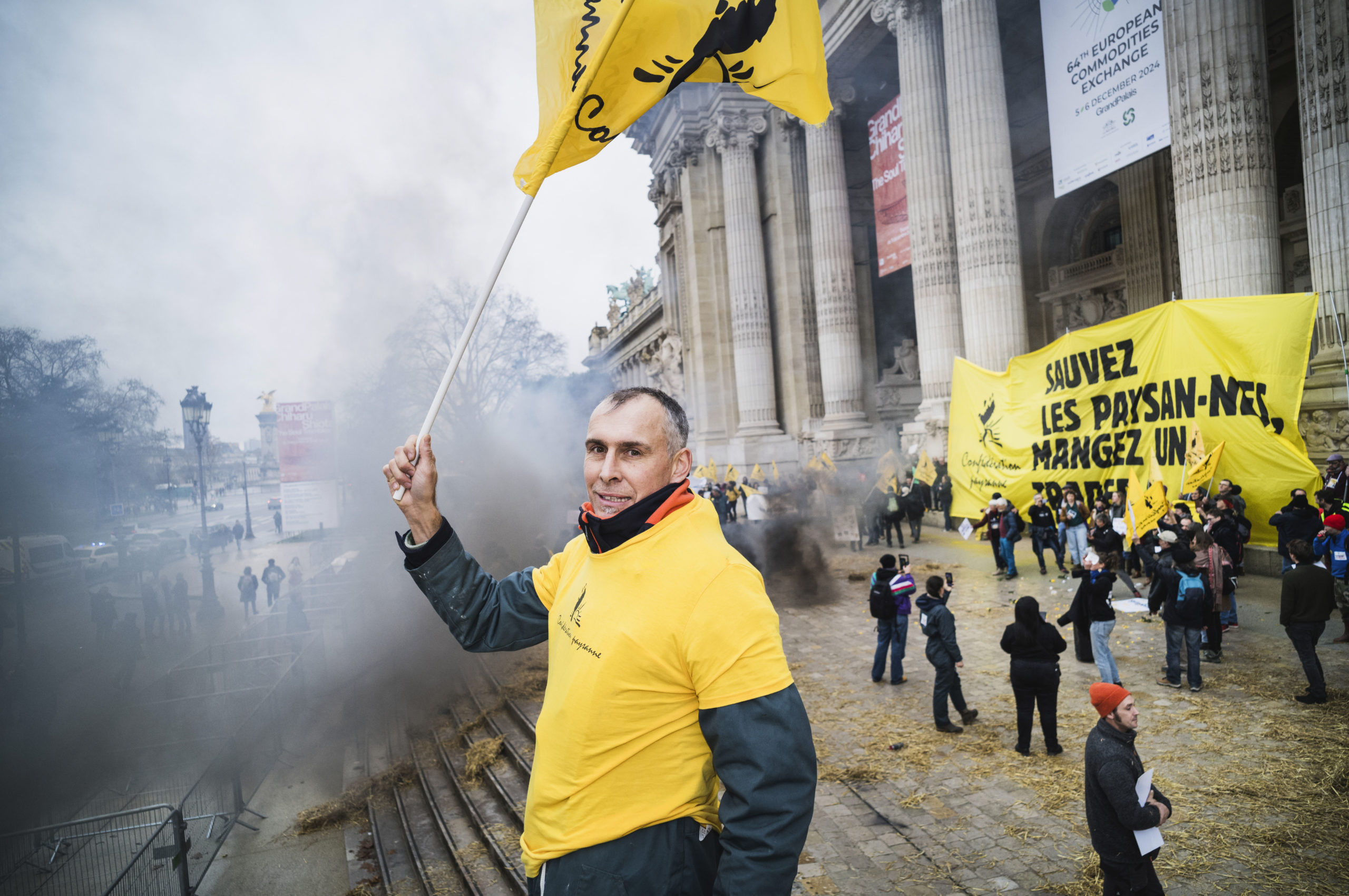 «Ça fait du bien d’exprimer sa rage» : des agriculteurs de la Confédération paysanne mènent une action surprise à Paris contre le Mercosur