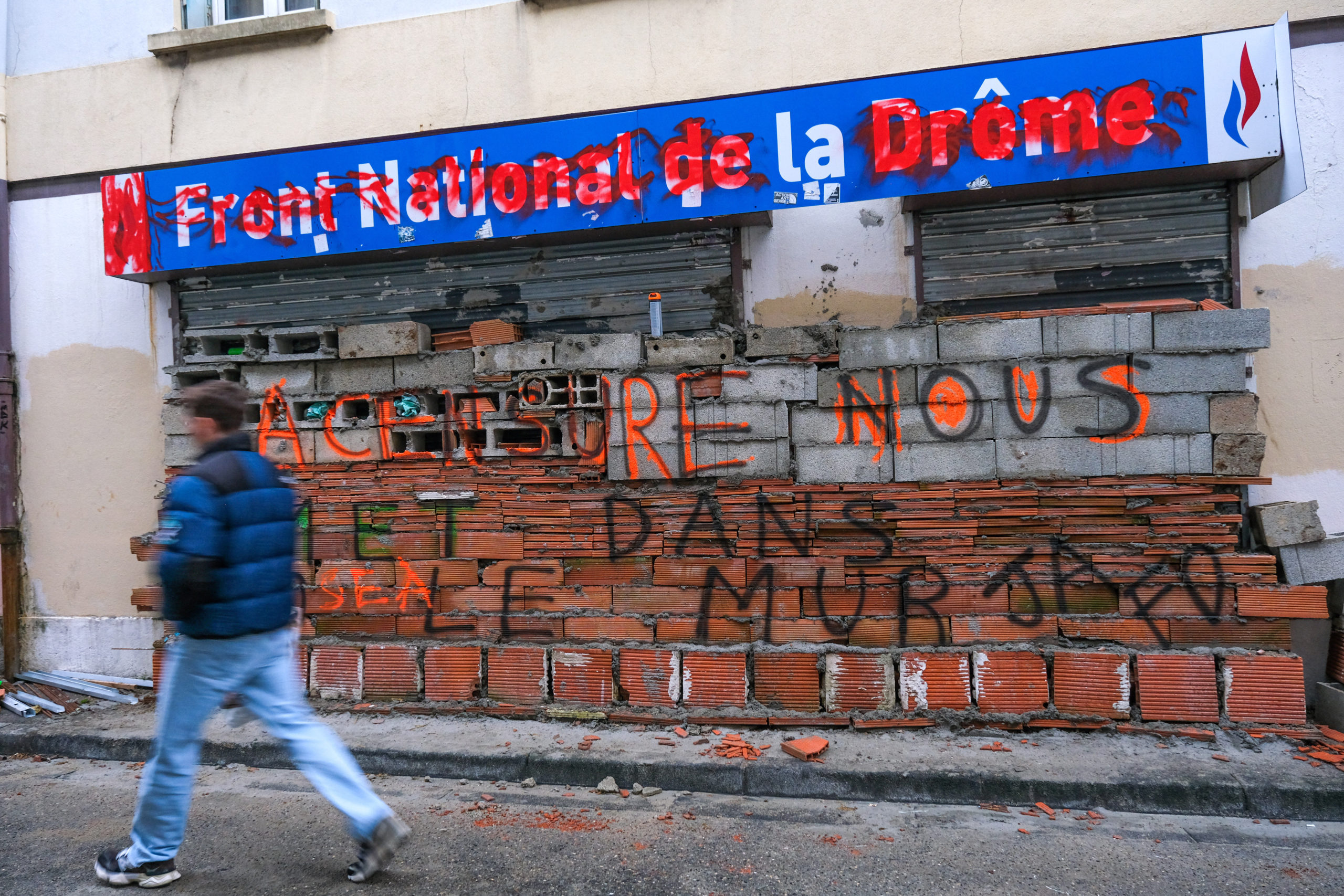 Les permanences de députés qui ont voté la motion de censure contre Barnier dégradées par les agriculteurs dans toute la France