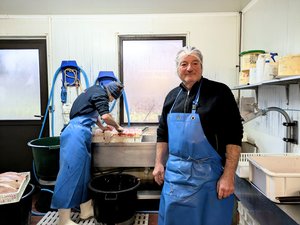Repas de fêtes : de la truite bio fumée au bois de hêtre élevée dans les eaux du lac de Villefort