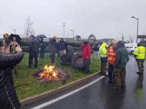Opération coup de poing des agriculteurs à la zone de la Méridienne, à Béziers, et tension avec la police