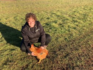 « Ah ça me rappelle le poulet de ma grand-mère ! » : l’élevage passion de Stéphanie Hérault sur le Larzac