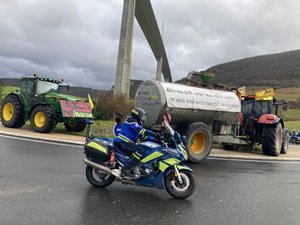 « S’ils nous font le Mercosur, ce sera la preuve que l’Europe nous a trahis » : la Coordination rurale 12 manifeste sous le viaduc de Millau