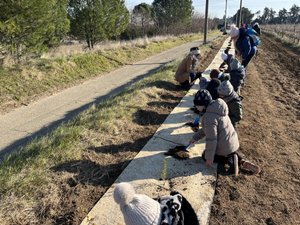 « Je voulais que les gamins de mon village puissent laisser une trace », soixante-cinq enfants ont planté des haies chez un vigneron à Orsan