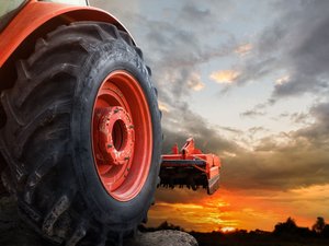 Le tracteur recule et le coince contre un mur : un homme finit grièvement blessé dans un rare accident en Occitanie