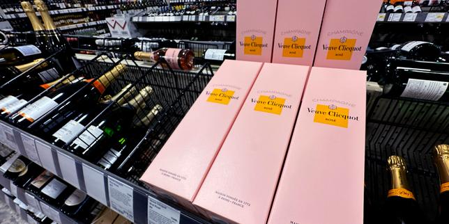 Trump se dit prêt à taxer à 200 % les champagnes et alcools européens