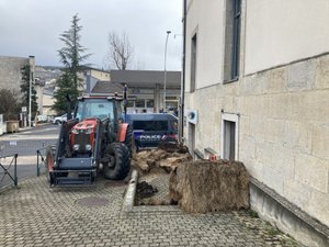 Colère des agriculteurs : devant la chambre d’agriculture des manifestants demandent la démission de la présidente