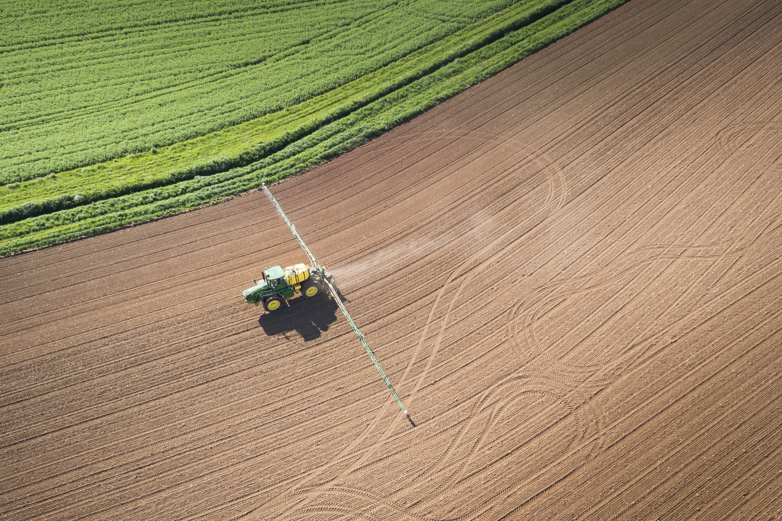 Pesticides, mégabassines, élevages géants : la macronie plombe l’écologie