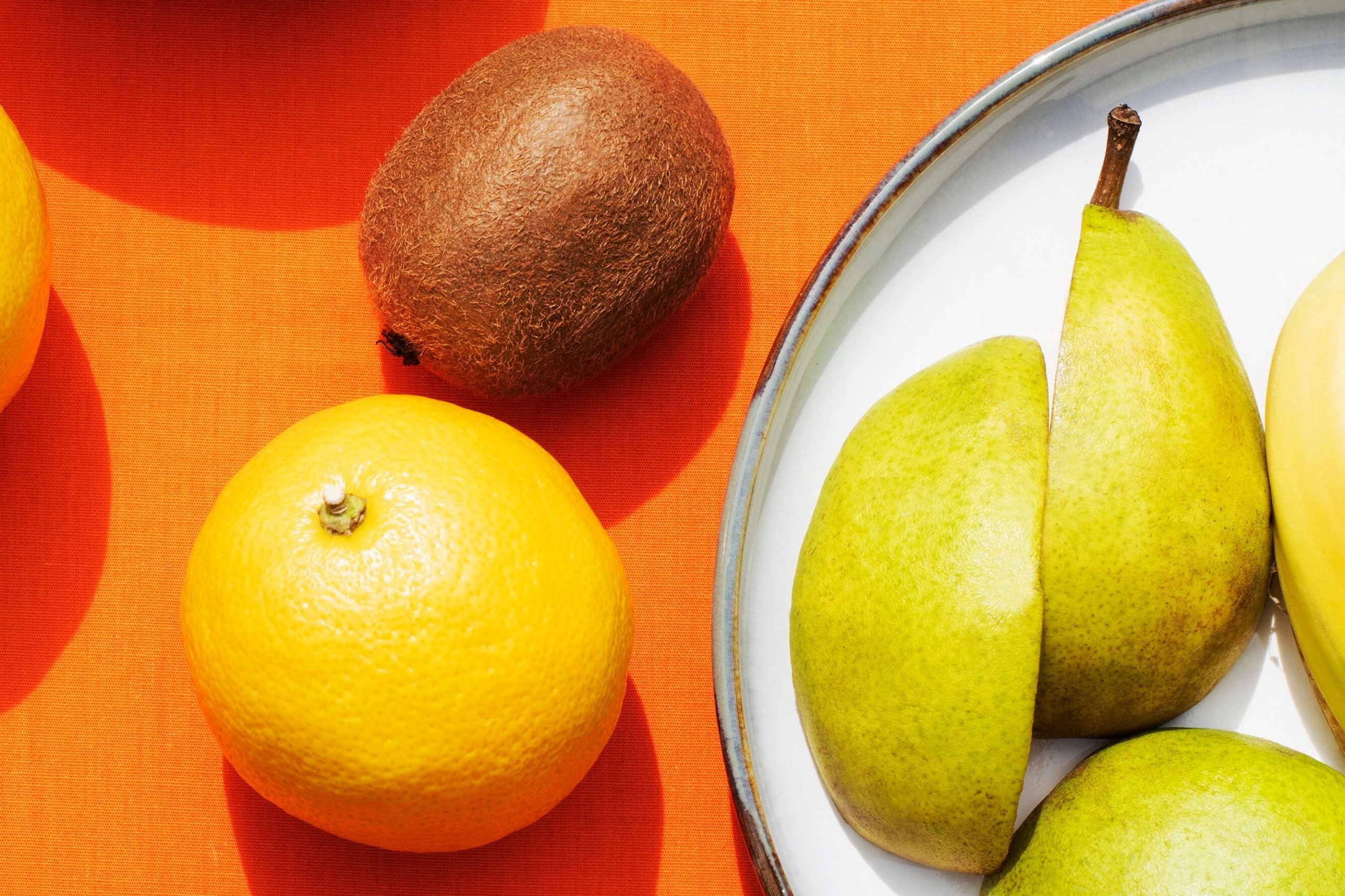 Poire, orange, kiwi… Près d’un aliment sur deux est contaminé aux pesticides en Europe