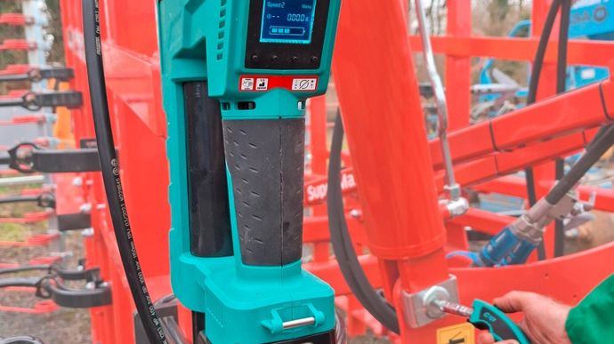 Cette pompe à graisse électrique sans fil haut de gamme est made in France