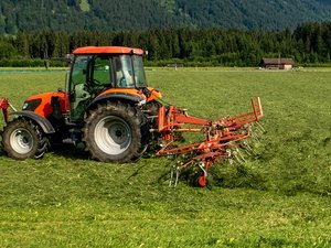 Il descend de son tracteur pour régler un problème : l’agriculteur est happé par la machine agricole