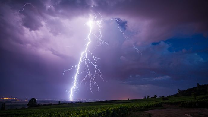 Fortes pluies, grêle : 13 départements en vigilance orange aux orages mercredi