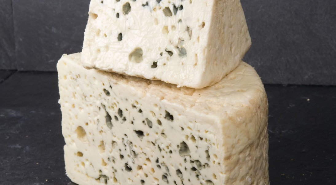 Le Roquefort AOP, le fromage emblématique de l’Aveyron