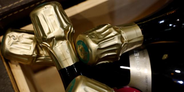 La pollution aux microplastiques plus élevée dans les boissons en bouteilles de verre, la peinture des capsules en métal mise en cause