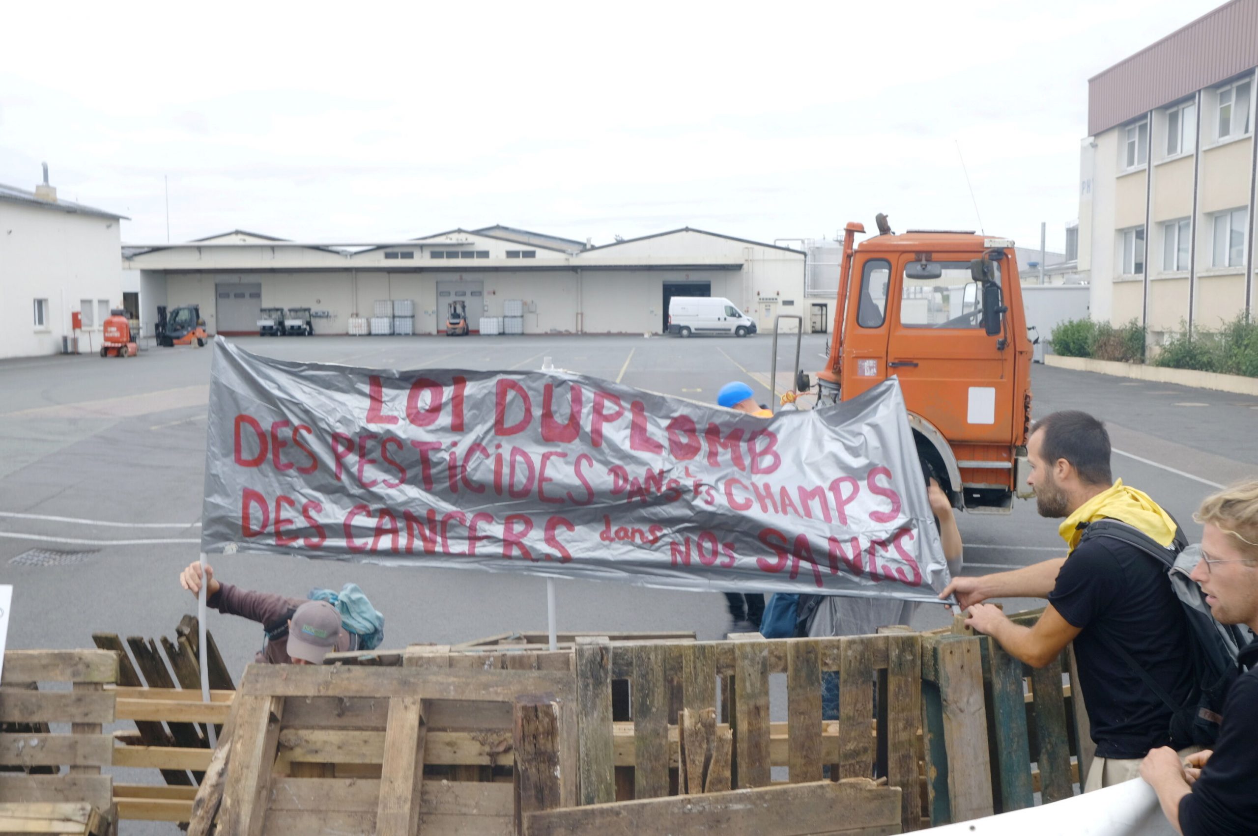 «On ne va pas se priver d’occuper des endroits qui détruisent la planète» : une usine de pesticides bloquée pour dénoncer la loi Duplomb