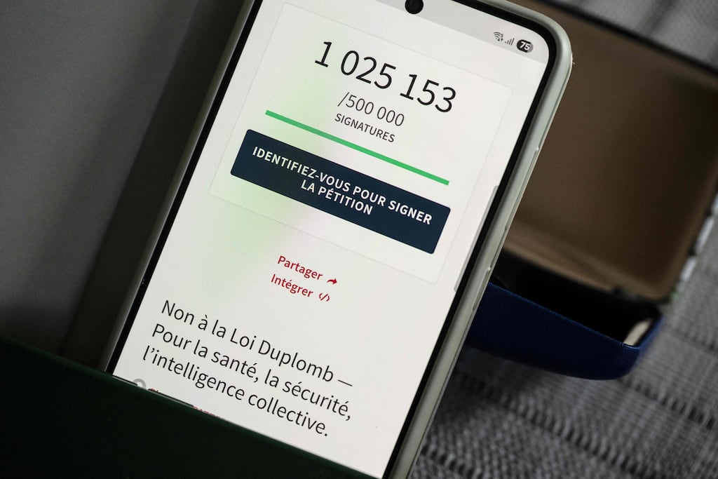 Contre la loi Duplomb, un tsunami pétitionnaire entre conscience écologique et défiance politique