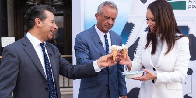 Aux Etats-Unis, les fabricants de glace s’engagent à ne plus utiliser de colorants de synthèse à compter de 2028, sous la pression de Robert Kennedy Jr