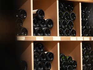 Ajout de colorant, d’eau, ou de sucre, étiquetage trompeur… : plus de 30 % des producteurs de vin ont des pratiques déloyales