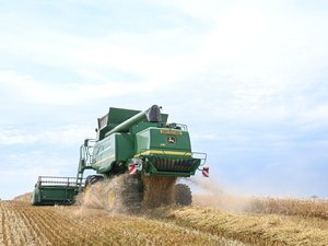 Il laisse derrière lui sa femme et trois jeunes enfants : un agriculteur de 35 ans meurt dans un accident de moissonneuse