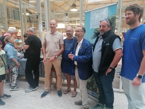 Entre terre et mer, le Picpoul de Pinet et les huîtres de Thau séduisent les halles de Béziers
