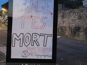 « Mange t’es mort », « nourrir pas détruire », le collectif Extinction Rebellion s’affiche à Millau contre la loi Duplomb