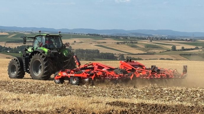 Le déchaumeur à dents Highlander de Kuhn scalpe et mélange en un tour