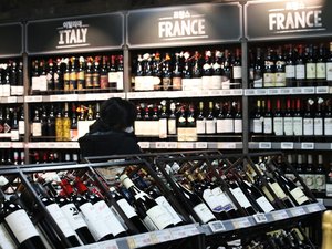 Droits de douane : « Les bouteilles entre 7 et 15 dollars devraient être touchées »… le vin devrait être aussi taxé à 15 % dès ce vendredi