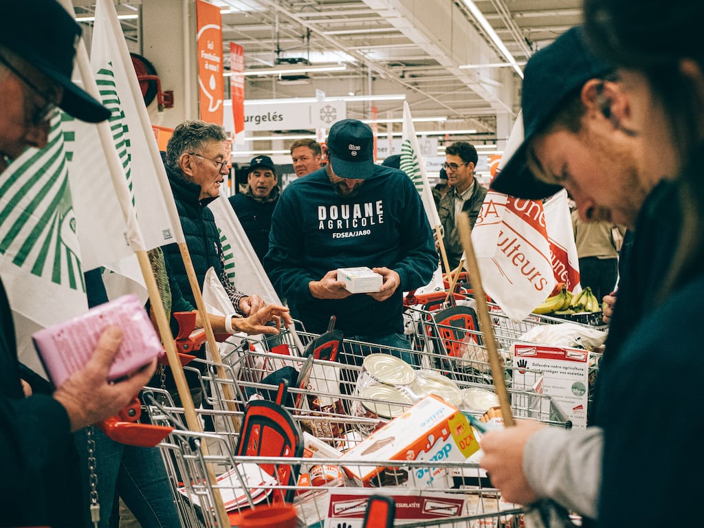 «Aujourd’hui, c’est nous qui contrôlons» : à Amiens, les agriculteurs investissent un Auchan pour dénoncer l’accord UE-Mercosur