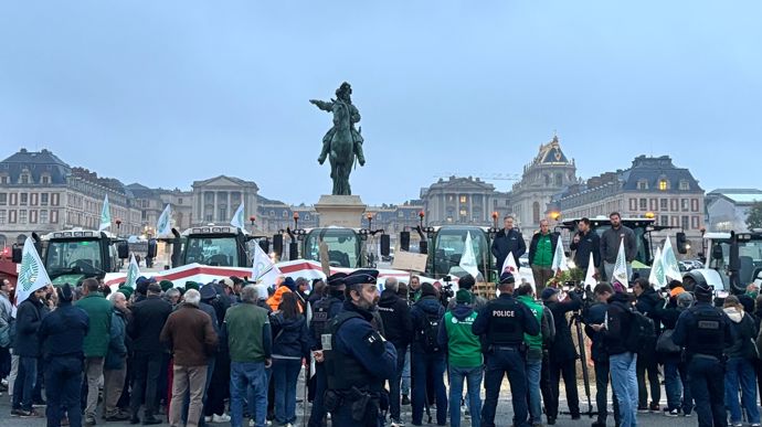À Versailles, les agriculteurs de la FNSEA/JA interpellent Emmanuel Macron