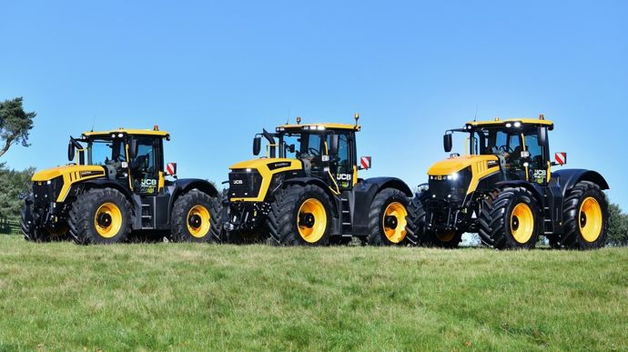 Le tracteur Fastrac 6000 de JCB veut séduire autant au champ que sur route