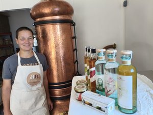 Christèle Fritz distille comme elle aime cuisinier, avec passion et le goût de mélanger les arômes des plantes