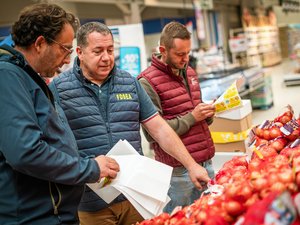 Mobilisation des agriculteurs à Nîmes : opération de contrôle dans les grandes surfaces pour alerter le consommateur sur les étiquetages trompeurs