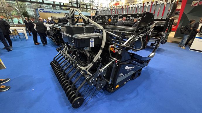 Geringhoff accroche un semoir à ses barres de coupe pour semer en récoltant