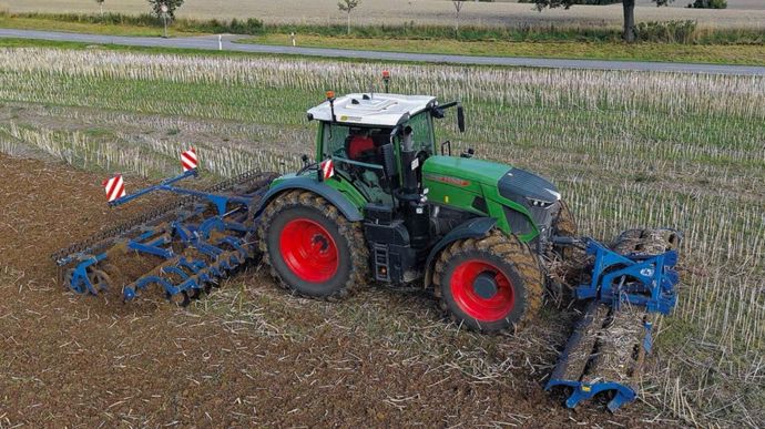Köckerling hache à l’avant comme à l’arrière du tracteur avec le Gravo