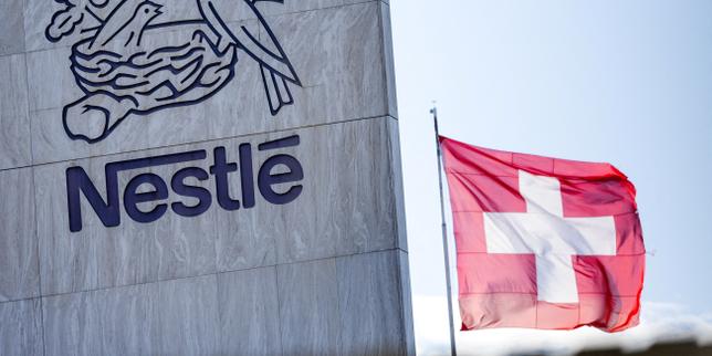 Lait infantile : Nestlé, accusé d’avoir tardé à rappeler des lots, reconnaît avoir attendu une analyse des risques pour la santé avant d’alerter les autorités