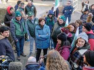 « On est pris à la gorge, on ne peut plus attendre » : les agriculteurs en colère campent devant la préfecture à Montpellier