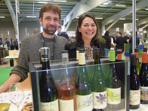 « Pour nous, la biodynamie consiste à aller plus loin que la bio » : au Salon Millésime Bio, Florian et Paola du Domaine Flo Busch s’expliquent