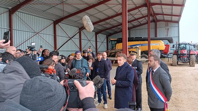Macron veut rassurer les agriculteurs avant le Salon de l’agriculture