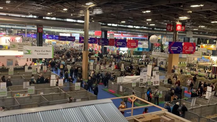 Au Salon de l’agriculture, pas de vaches, des politiques et des syndicats remontés
