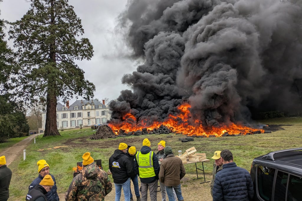Loiret : des agriculteurs s’attaquent au siège régional de l’OFB pour protester contre la nomination d’Anne Le Strat
