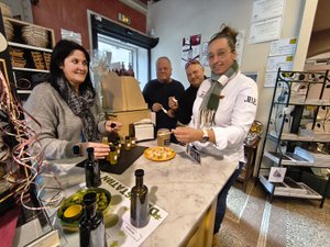 La cheffe Pricillia Lebon en immersion à la coopérative oléicole de Clermont